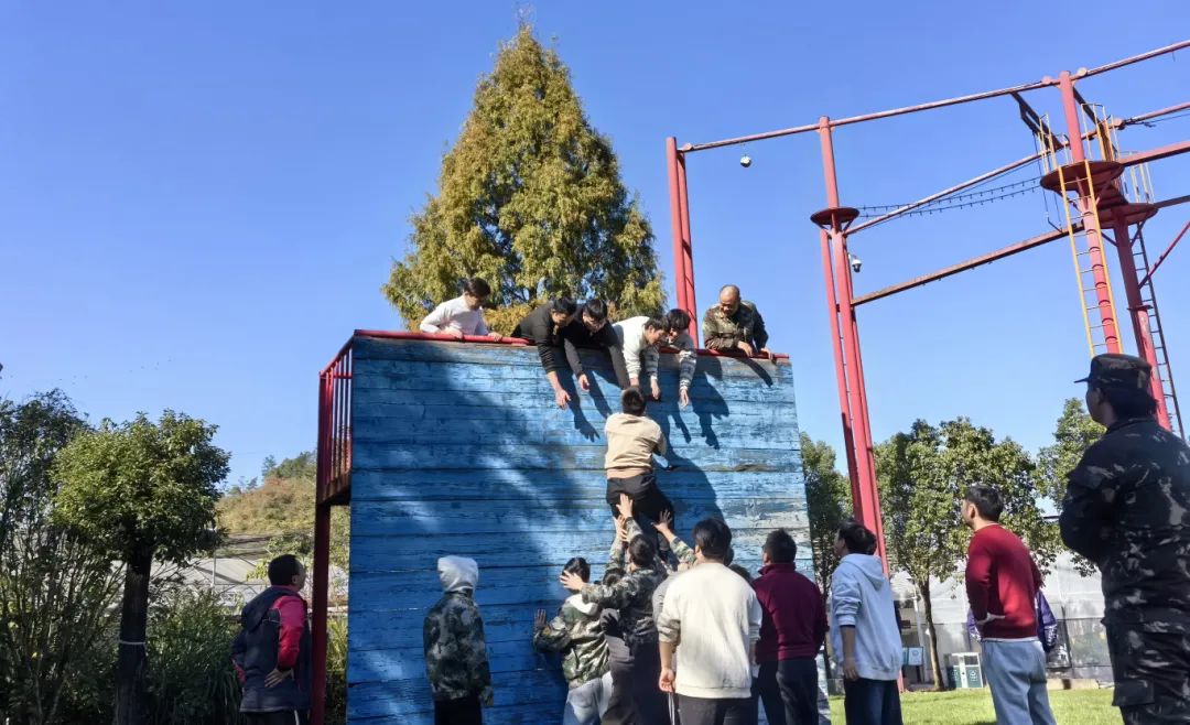 拉床,拉刀,自動化,高端拉床,專用機床,內拉床,外拉床,數控機床,自動化生產線,工業(yè)機器人