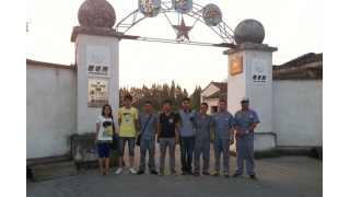 公司黨員服務(wù)隊(duì)中秋前情系敬老院